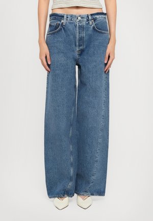 Jean large de couleur bleu clair avec une taille haute, fabriqué en denim. Comprend quatre poches et une fermeture à bouton.
