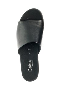 Zwarte leren slipper met een brede band, gevoerde inlegzool en een zachte, gestructureerde voetbed. Merkennaam "Gabor comfort" gedrukt aan de onderkant.