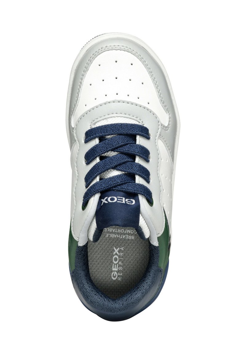 Sneaker bianco con lacci blu navy, accenti verdi e blu navy, punta perforata e soletta marchiata "Geox Respira".