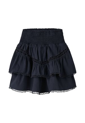 Čierna vrstvená minisukňa s nariaseným pásom a čipkovým lemom pozdĺž nariasených vrstiev a lemu.