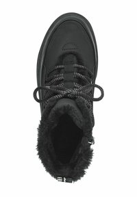 Bottines noires avec une tige en cuir texturé, doublure en fourrure épaisse au niveau du col et lacets plats noirs. Présente une semelle robuste pour l'adhérence.
