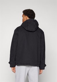 Lacoste Jachetă subțire - black