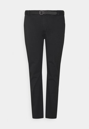 Pantalones negros con un diseño de pernera recta, que cuentan con un cinturón negro texturizado y bolsillos frontales clásicos. Tejido suave sin patrones visibles.