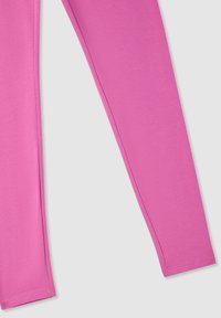 Różowe legginsy wykonane z miękkiego, elastycznego materiału. Posiadają dopasowany krój i gładkie szwy, sięgające do kostek, bez kieszeni.