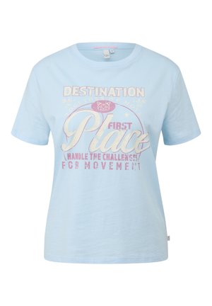 Jasnoniebieska koszulka z krótkim rękawem z pastelowym, graficznym napisem "Destination First Place Handle the Challenges for Movement" oraz małą twarzą kota.