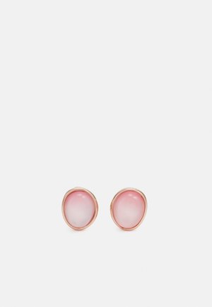 Paar ovale roze gradient stud oorbellen met goudkleurige metalen zettingen op een witte achtergrond.