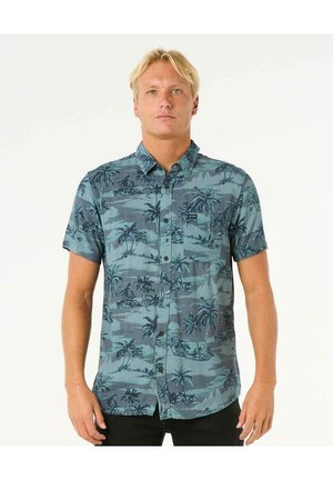 Camisa de manga corta abotonada en color teal con un estampado de palmeras, presenta un bolsillo en el pecho y botones oscuros sobre una tela texturizada.