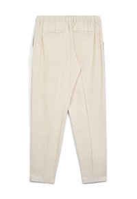 Pantaloni beige con una vestibilità rilassata, cintura elastica, tasche laterali e posteriori, e gamba leggermente affusolata. Texture del tessuto liscia.