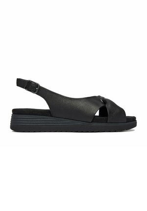 Czarna skórzana sandałka typu slingback z regulowaną klamrą, wyściółkowaną podeszwą i grubą, ryflowaną podeszwą, zaprojektowana do noszenia na co dzień.