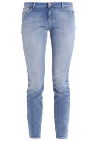 Jasnoniebieskie dżinsy z denimu o dopasowanym kroju, z pięcioma kieszeniami, subtelnym wyblaknięciem oraz zapięciem na guzik w pasie. Miękka tekstura.