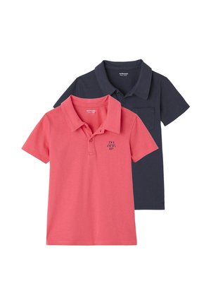 Zwei Poloshirts: eines in Koralle mit dem Aufdruck "ICH BIN EIN COOLER JUNGE", das andere marineblau mit einer Brusttasche. Beide aus weichem Baumwollmix gefertigt.