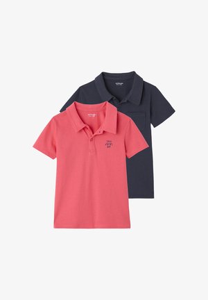 Zwei Poloshirts: eines in Koralle mit dem Aufdruck "ICH BIN EIN COOLER JUNGE", das andere marineblau mit einer Brusttasche. Beide aus weichem Baumwollmix gefertigt.