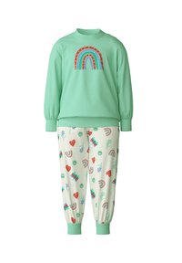Mintgroene sweater met een multikleurige regenboogprint; bijpassende crèmekleurige broek met verschillende patronen van regenbogen, harten en bloemen.