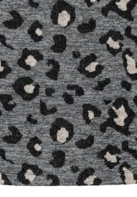Grauer Stoff mit einer weichen Textur, der schwarze und beige Leopardenmuster zeigt und verschiedene unregelmäßige Flecken auf der Oberfläche hervorhebt.