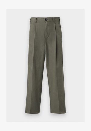 Pantalon vert olive à jambes droites avec passants de ceinture, bouton à l'avant et plis décoratifs.