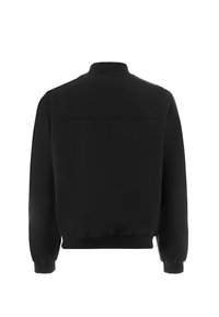 Fekete bomber dzseki kerek gallérral, bordás mandzsettával és derékpánttal. Simább textúrával és minimalista dizájnnal rendelkezik, látható záródások nélkül.