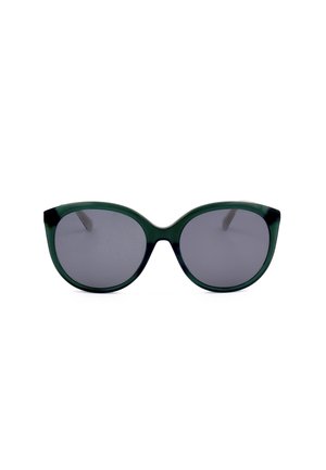 Occhiali da sole a occhi di gatto verde scuro con lenti nere sfumate, mostrati frontalmente su sfondo bianco.