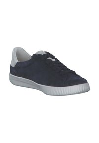 Marine blauw suède sneaker met witte rubberen zool, vetersluiting, gevoerde tong en hiel, met een eenvoudige, gladde textuur en minimale details.