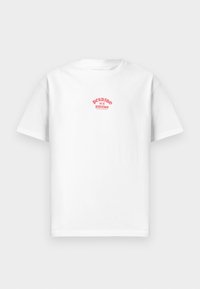 Witte katoenen T-shirt met een rode bedrukt ontwerp dat "Perdido en el paraíso" op de borst leest, korte mouwen, relaxte pasvorm.