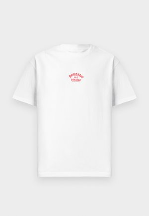 Hvid bomulds t-shirt med et rødt trykt design, der står "Perdido en el paraíso" tværs over brystet, korte ærmer, afslappet pasform.
