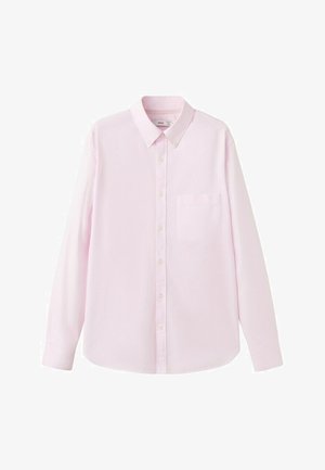 Lyserød langærmet skjorte med knapper, brystlomme og knappet krave, vist mod en hvid baggrund.