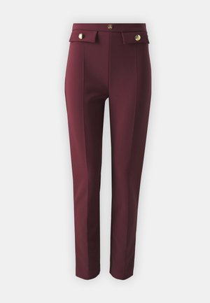 Pantaloni tailored bordeaux in tessuto elasticizzato. Presentano una vita alta, tasche frontali piatte e dettagli con bottoni dorati. Fit slim e gamba dritta.