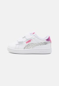 Sneaker bianco con accenti di glitter argento, logo rosa e cinturini in Velcro. Presenta un colletto imbottito e una suola in gomma testurizzata per una migliore aderenza.