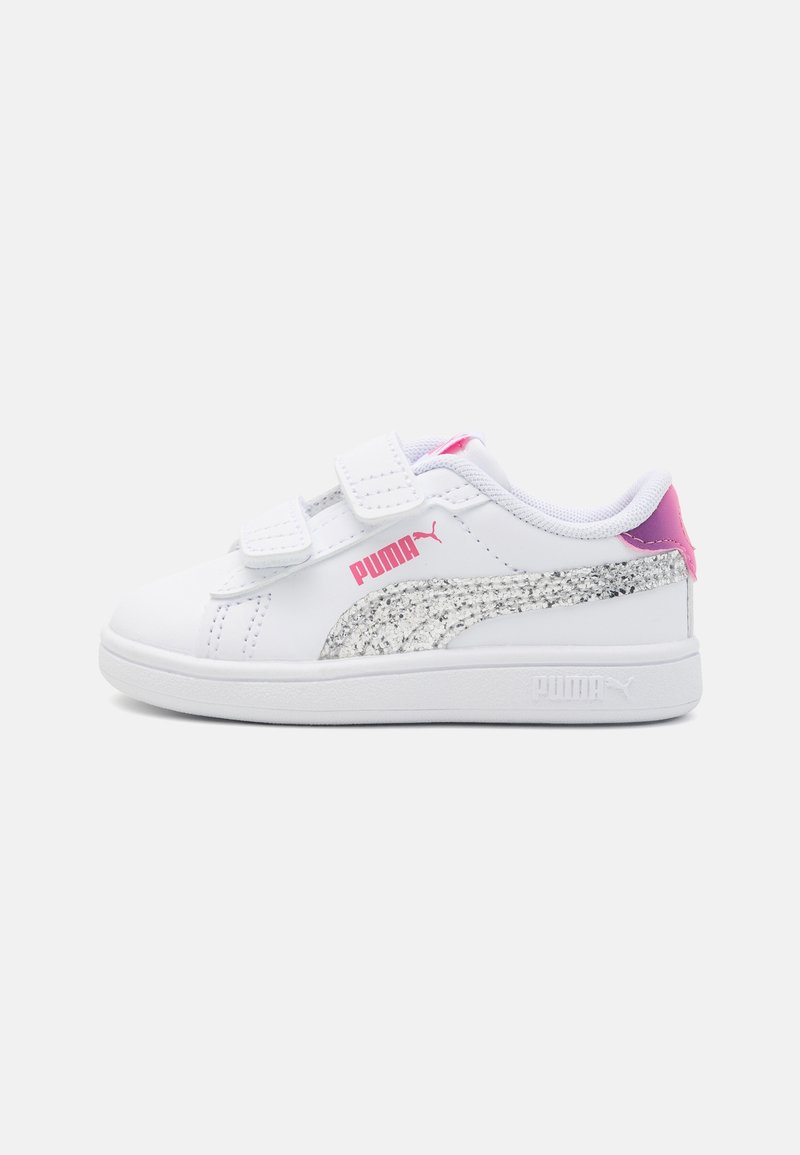 Sneaker bianco con accenti di glitter argento, logo rosa e cinturini in Velcro. Presenta un colletto imbottito e una suola in gomma testurizzata per una migliore aderenza.