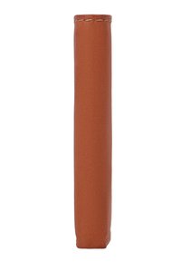 Trousse à crayons en cuir marron avec couture visible le long du bord supérieur, rectangulaire et debout sur un fond blanc.