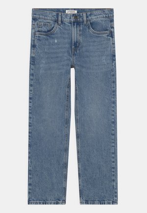 Jean en denim bleu avec une coupe pantalon droit, délavé, cinq poches et une fermeture par bouton. Détails de couture le long des coutures et de la ceinture.
