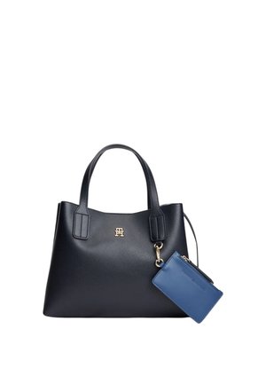 Schwarze Lederhandtasche mit Griffen oben und einem kleinen befestigten blauen Lederetui mit goldener Schnalle auf weißem Hintergrund.