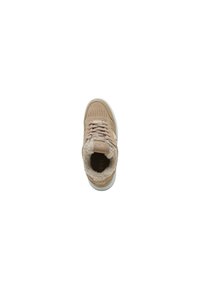 Sneaker beige con tomaia in suede, design perforato, colletto in pelliccia sintetica e suola in gomma bianca. Presenta lacci e marchio sul lato.