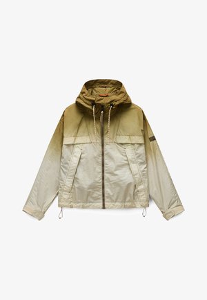 Lehká béžová a olivově zelená bunda s kapucí, předním zipem, dvěma šikmými kapsami, nastavitelnými šňůrkami a dlouhými rukávy s suchým zipem na manžetách.