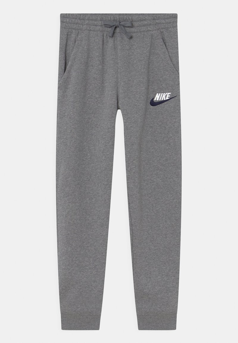Grå sweatpants i en blandning av bomull, med resårmidja, sidofickor och en marinblå Nike-logga på vänster lår.