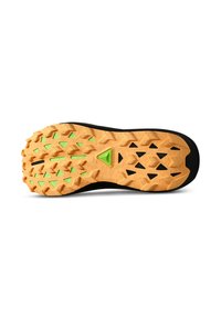 Trailrunning-Schuhsohle mit schwarzem Obermaterial. Die Außensohle verfügt über einen leuchtend orangefarbenen Gummi mit grünen Akzenten in einem strukturierten Muster für Traktion.
