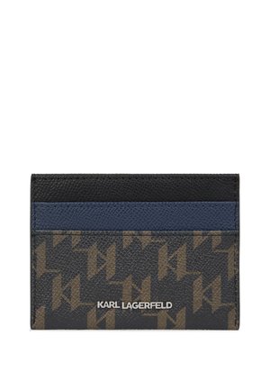 Juodas ir rudas tekstūruotas kortelių laikiklis su geometriniu raštu, mėlynomis ir juodomis horizontaliosiomis juostomis bei sidabro logotipo detale.