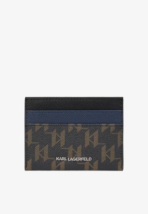 Crna i smeđa teksturirana futrola za kartice s geometrijskim uzorkom, plavim i crnim horizontalnim prugama te detaljem u srebrnoj boji.