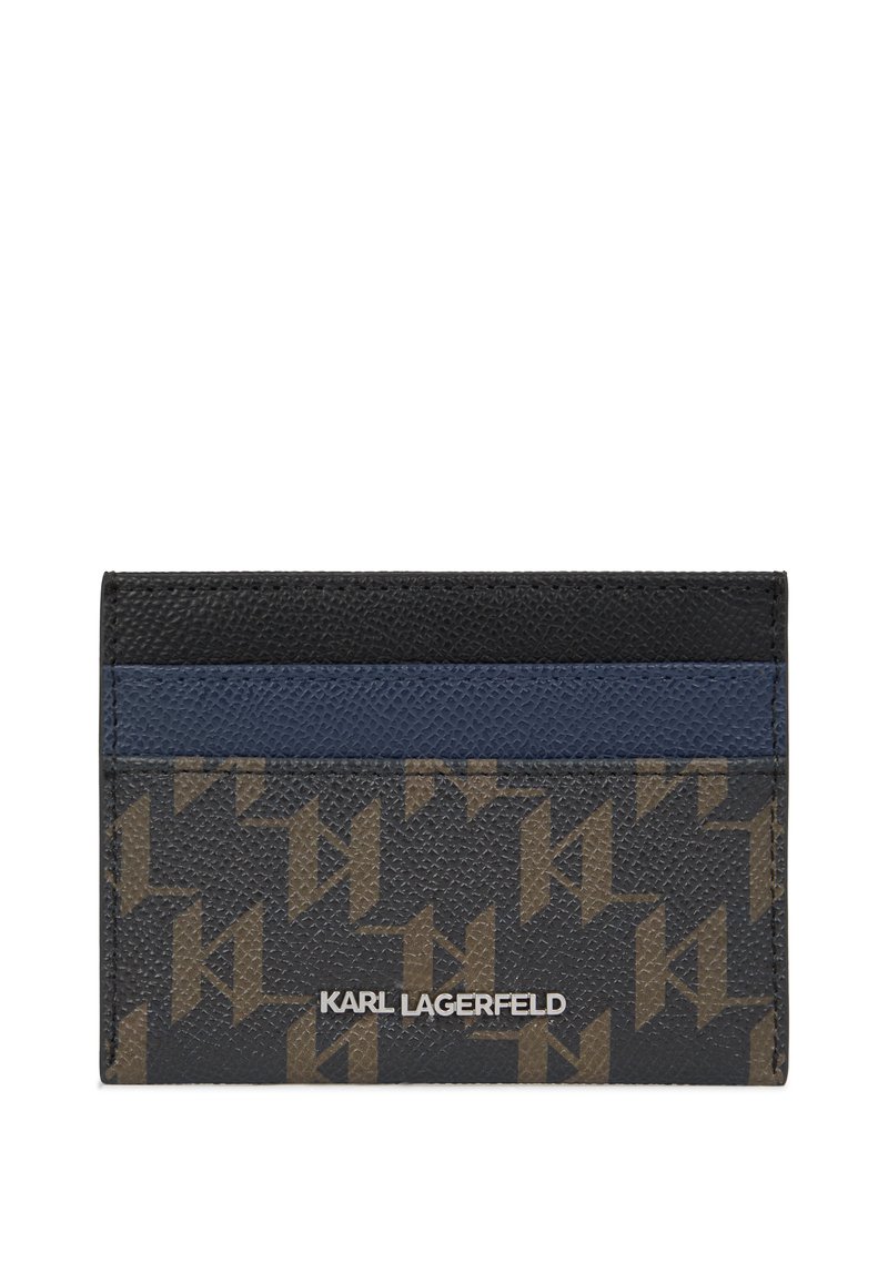 Fekete és barna textúrájú kártyatartó, geometrikus mintázattal, kék és fekete vízszintes csíkokkal, valamint ezüst logós részlettel.