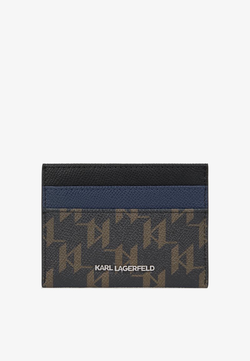 Fekete és barna textúrájú kártyatartó, geometrikus mintázattal, kék és fekete vízszintes csíkokkal, valamint ezüst logós részlettel.