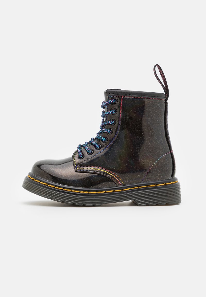 Botín de tobillo con cordones en material patentado negro iridiscente, con cordones azules y rosas, una tira de agarre y acentos de costura multicolor.