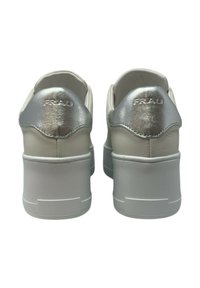 Sneakers bianche con un accento sul tallone in argento metallizzato, suola spessa bianca, materiale in pelle liscia e logo "FRAU" stampato sul tallone.