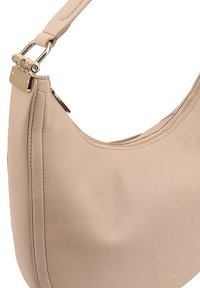 Beige leren handtas met een gebogen vorm, ritssluiting en goudkleurige hardware. Voorzien van een gladde, textuur oppervlakte en een enkele schouderband.