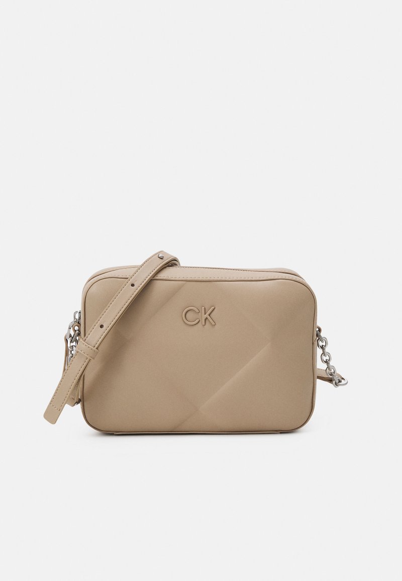 Calvin Klein RE LOCK QUILT CAMERA BAG - Taška s příčným popruhem - silver mink