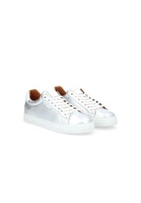 Sneaker metallici argento con suole bianche, caratterizzati da una texture liscia, punta tonda e design con lacci. Fodera interna marrone.