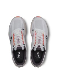 Baskets de course blanches avec upper en mesh, accents orange, lacets plats et semelles intérieures rembourrées. Logo "on" visible sur les côtés et les semelles intérieures.