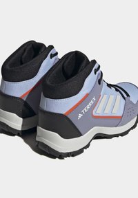 adidas Terrex TERREX HYPERHIKER MID HIKING - Hikingskor - blue dawn/grey one/solar gold
