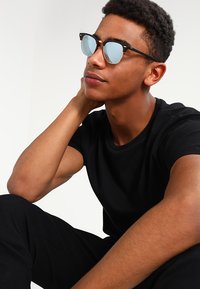 Ray-Ban 0RB3016 CLUBMASTER - Óculos de sol - light green/brown