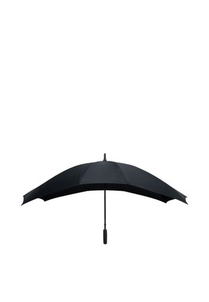 Schwarzer, gebogener Regenschirm, vollständig geöffnet mit geradem Griff vor einfachem weißem Hintergrund.
