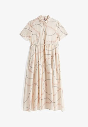 Beige jurk met korte mouwen, een knoopsluiting bij de kraag, een geplooide taille en een kettingpatroon in perzik en zwart over de hele stof.