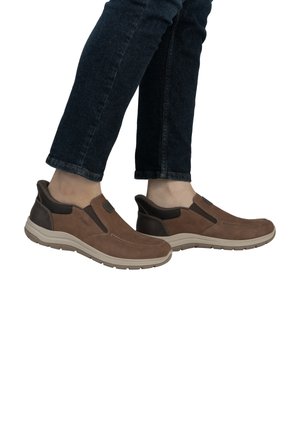 Braune Slippers aus Wildleder und synthetischem Material, mit elastischen Seitenpaneelen, einer abgerundeten Zehenpartie und einer leichten Gummisohle.